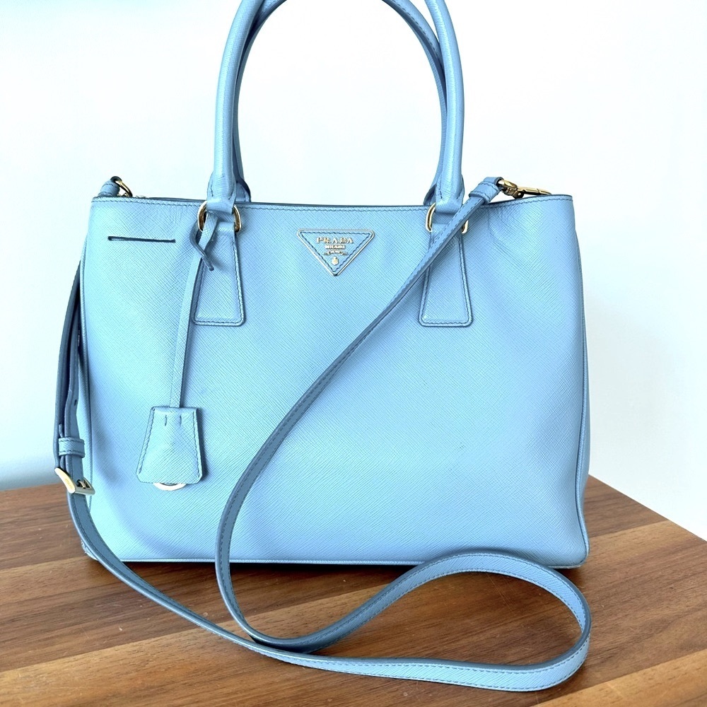 Prada bag, chic!